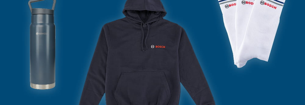 Ein Hoodie, Socken und eine Edelstahlflasche vor einem blauen Hintergrund